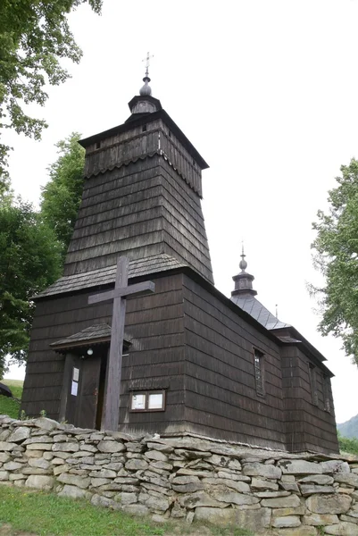 Oude houten orthodoxe kerk in leluchow in de buurt van krynica — Stockfoto