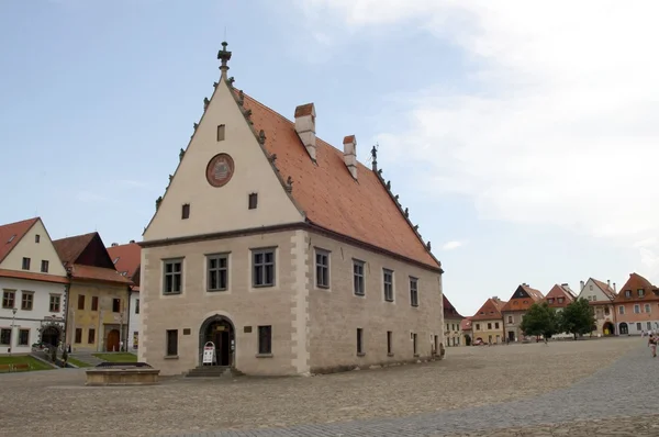 Edificio de estilo gótico y renacentista del Ayuntamiento de Bardejov plaza del mercado — Foto de Stock