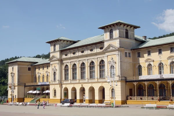 Старое, сецесиональное, здание девятнадцатого века SPA в центре курорта Криница — стоковое фото