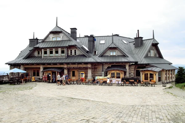 Old wooden house with restaurant on Jaworzyna mountain top near Krynica — Stock Photo, Image