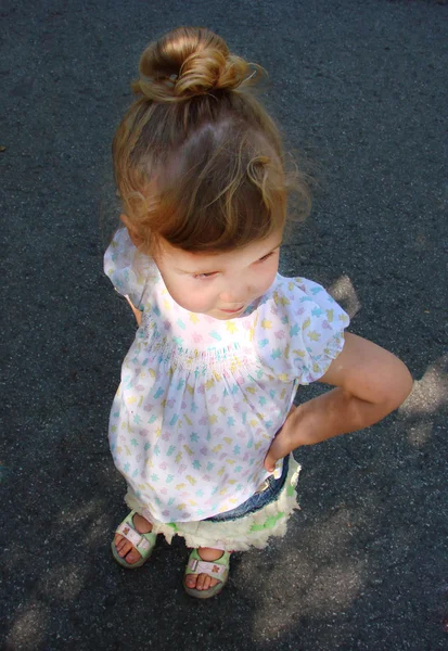 Kleines lockiges Mädchen — Stockfoto
