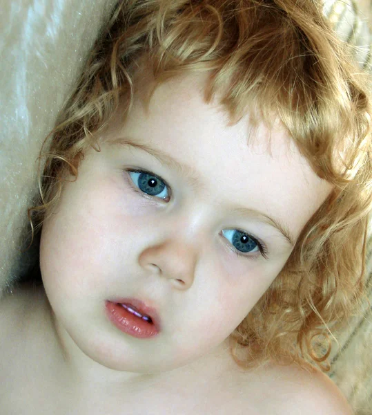 Portret 的卷发的小女孩 — 图库照片