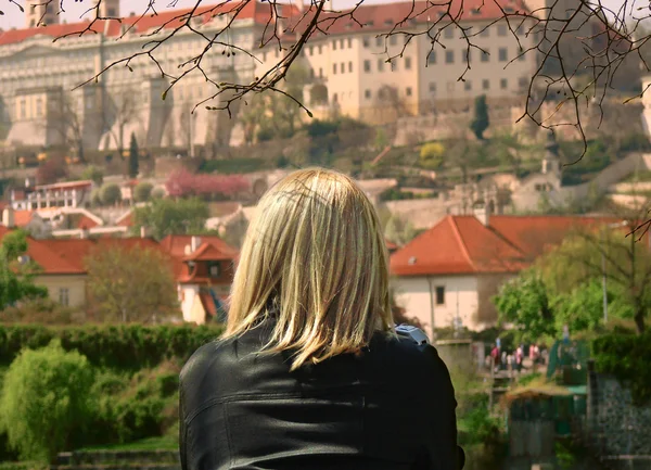 Woman observing the city — Stock Photo, Image