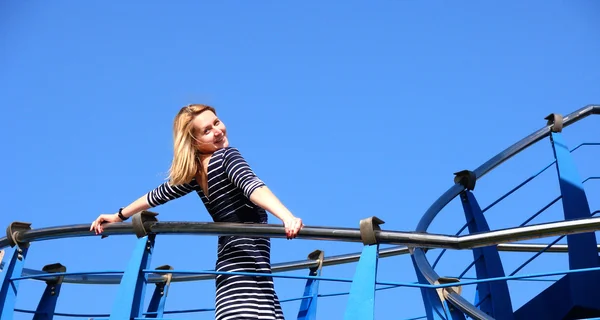 Giovane donna su uno yacht — Foto Stock