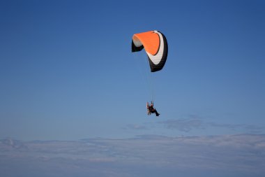 gökyüzünde paramotor planör