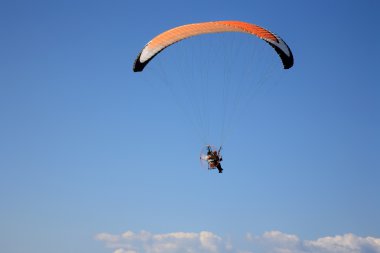 gökyüzünde paramotor planör