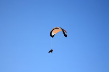 gökyüzünde paramotor planör