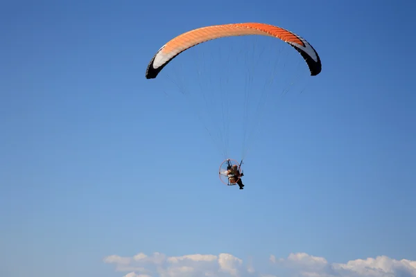 Paramotor glider in the sky — Stock Photo, Image