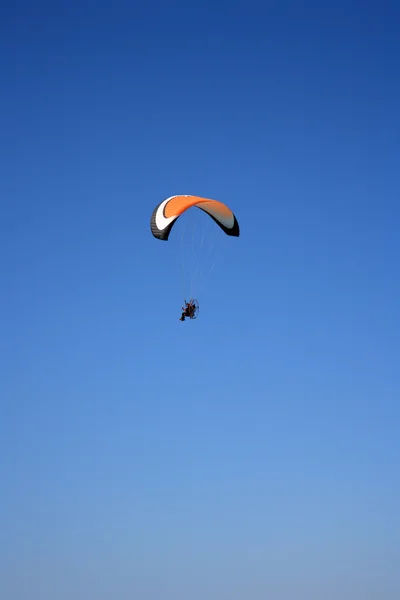 Paramotor-Segelflugzeug am Himmel — Stockfoto