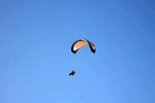 Paramotor zweefvliegtuig in de hemel — Stockfoto