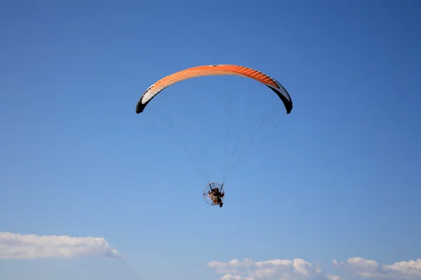 Paramotor kluzák na obloze — Stock fotografie
