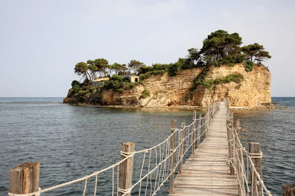 Köprü ile küçük bir ada — Stok fotoğraf
