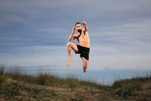 Молодий боєць тренується на відкритому повітрі — стокове фото