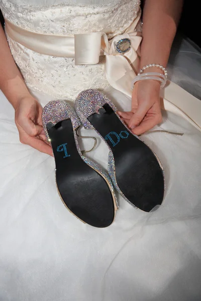 新娘举行一双鞋 — 图库照片