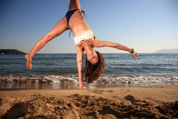 Mladá žena tanečnice na pláži — Stock fotografie