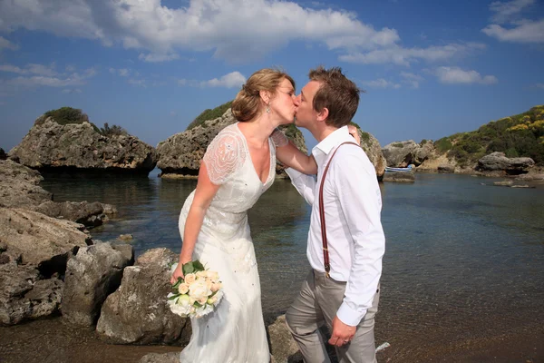 花嫁と新郎のキス — ストック写真