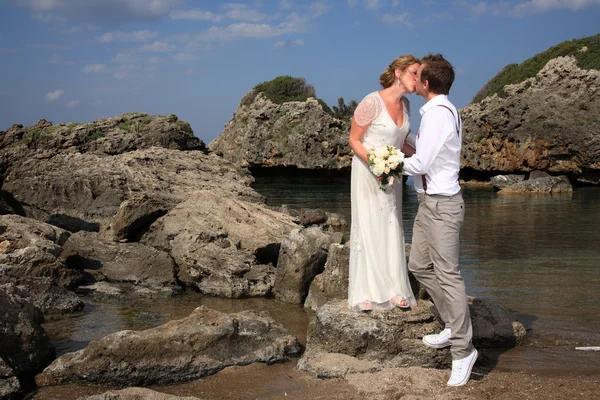 Braut und Bräutigam küssen sich — Stockfoto