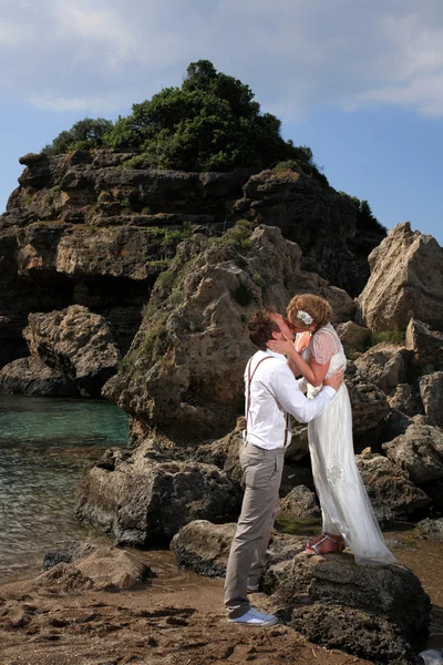 Поцелуи жениха и невесты — стоковое фото