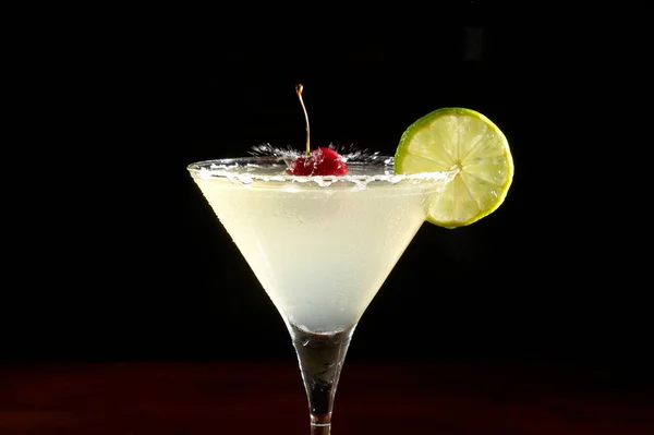 Cocktail met citroen en cherry — Stockfoto