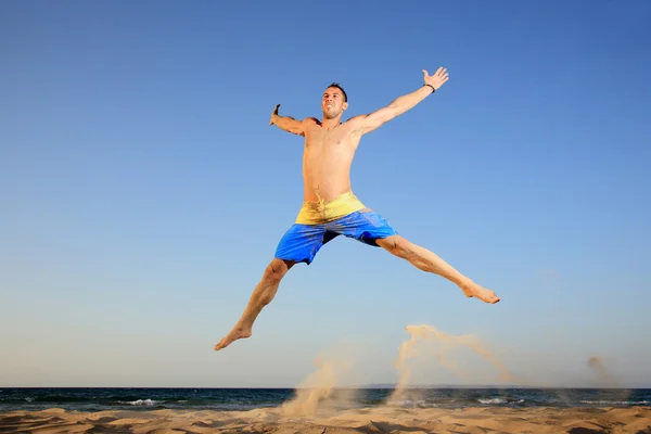 Молодий чоловік стрибає в повітрі — стокове фото