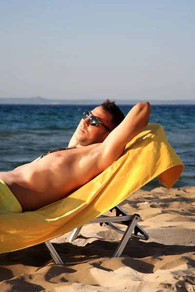 Mladý muž, užívat si slunce — Stock fotografie