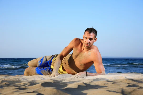 해변에 있는 한 젊은 남자의 사진 — 스톡 사진