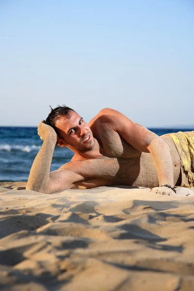 Portrét mladého muže na pláži — Stock fotografie