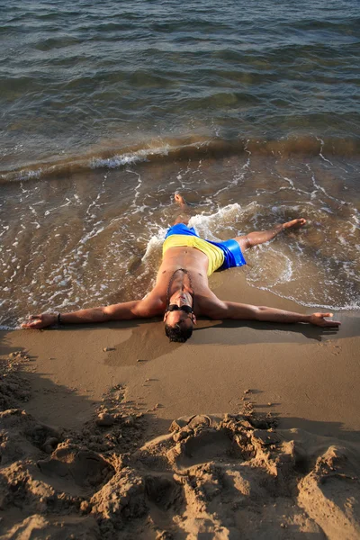 해변에서 쉬고 있는 젊은이 — 스톡 사진