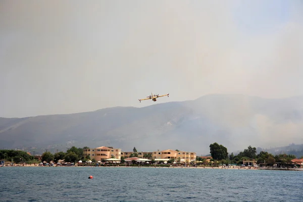 Isla de Zakynthos en llamas, Grecia — Foto de Stock