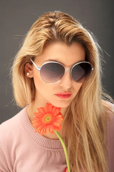 Hübsches Mädchen mit einer Blume — Stockfoto