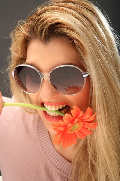 Çiçek güzel bir kız — Stok fotoğraf