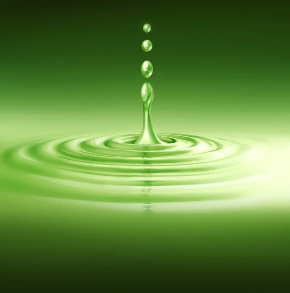 Salpicos de água natural com reflexão verde — Fotografia de Stock