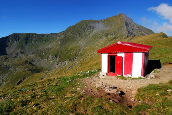 Touristische Schutzhütte auf dem Gipfel des rumänischen Fagaras-Gebirges — Stockfoto