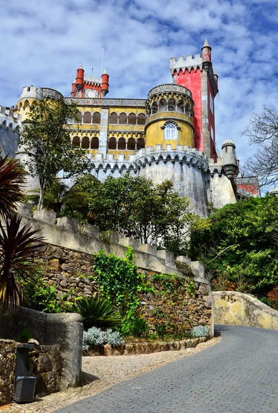 Пенья палац (palacio da піна) у Сінтрі, Португалія — стокове фото
