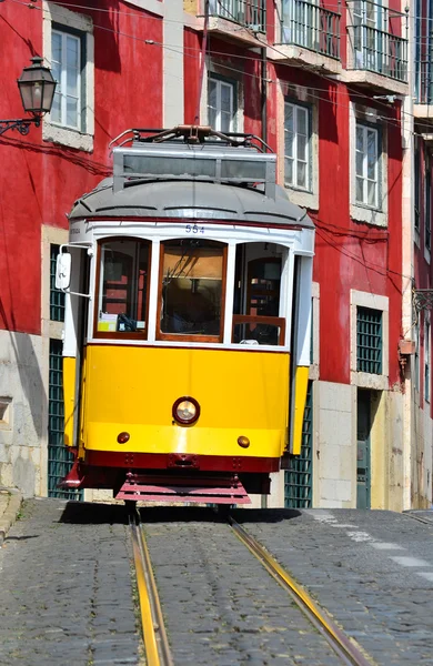 Žlutá tramvaj v Alfamě, Lisabon — Stock fotografie