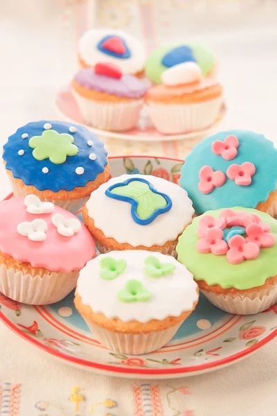 Composição das belas decorativo cozida cupcakes. — Fotografia de Stock