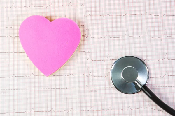 Hart en een stethoscoop tegen een achtergrond van cardiogram. — Stockfoto