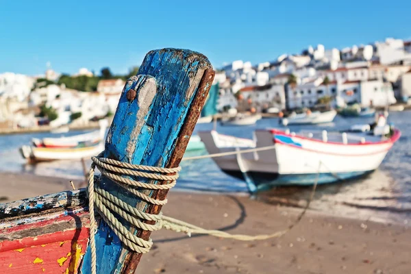 Masten i gamla båten på stranden av ferragudo. Seascape. — Stockfoto