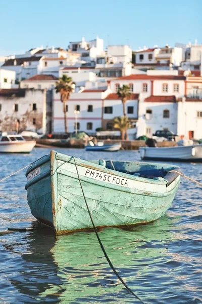 Oude boot in de baai ferragudo, portugal. zeegezicht — Stockfoto