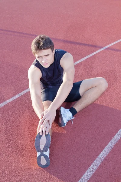 Der Athlet wird auf einem Laufband gestreckt.. — Stockfoto