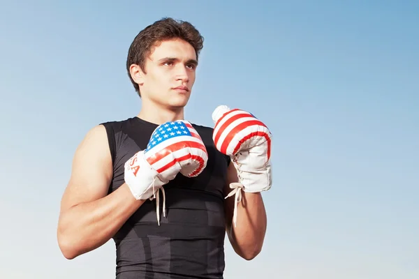 Boxer americano desportista com luvas. — Fotografia de Stock
