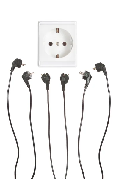 Elektrische Kabel an die Buchse Outlet. auf weißem Hintergrund. — Stockfoto