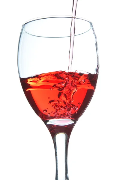 Verter una bebida en un vaso de vino. sobre un fondo blanco. —  Fotos de Stock