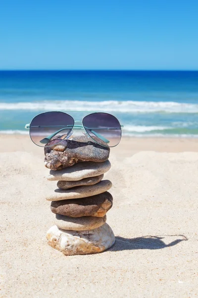 Gläser auf den Felsen am Strand. seelandschaft. — Stockfoto