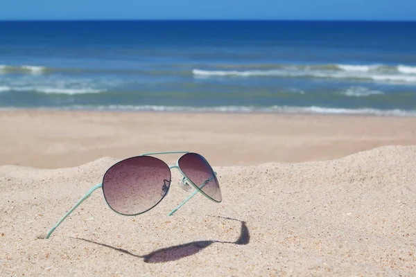 Brýle na pláži. přímořská krajina. — Stock fotografie