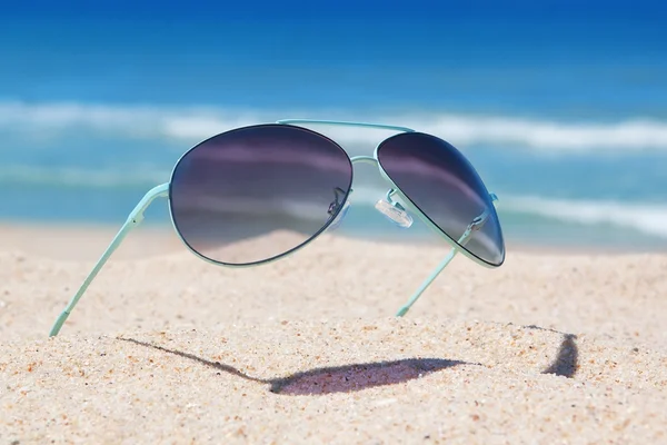 Zbliżenie okulary na plaży. Seascape. — Zdjęcie stockowe