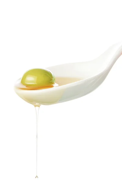 In einem Porzellan gegossen Löffel Olivenöl. — Stockfoto