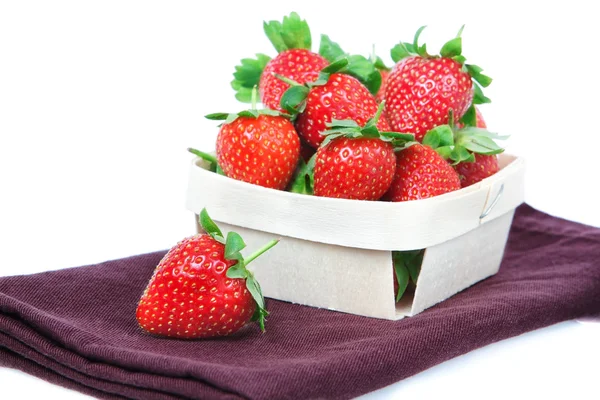 La composición de las fresas en una cesta. — Foto de Stock