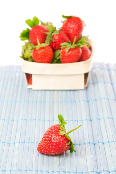 Aardbeien in een mand. op een witte achtergrond. — Stockfoto