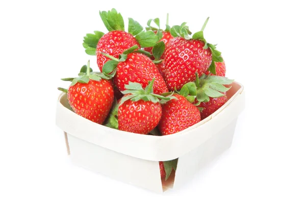 Rode aardbeien in een mand. Close-up. op een witte achtergrond. — Stockfoto